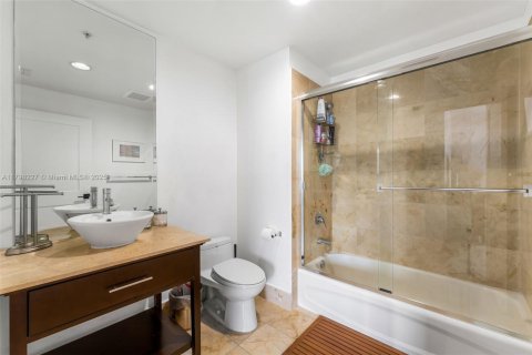 Condo in Coral Gables, Florida, 2 bedrooms  № 1862105 - photo 25