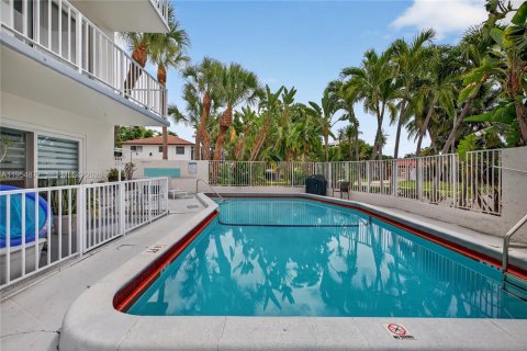 Condo in Fort Lauderdale, Florida, 2 bedrooms  № 2008451 - photo 17