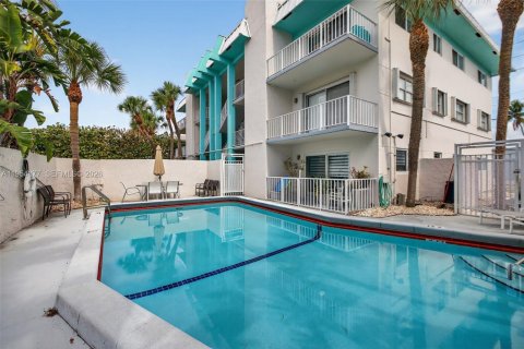 Condo in Fort Lauderdale, Florida, 2 bedrooms  № 2008451 - photo 15