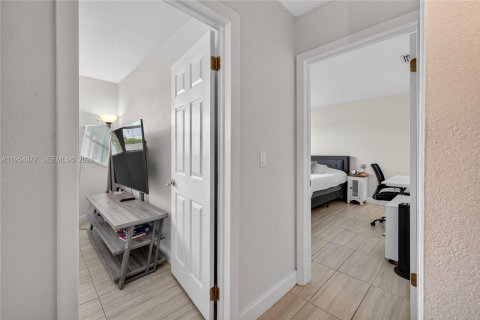 Condo in Fort Lauderdale, Florida, 2 bedrooms  № 2008451 - photo 11