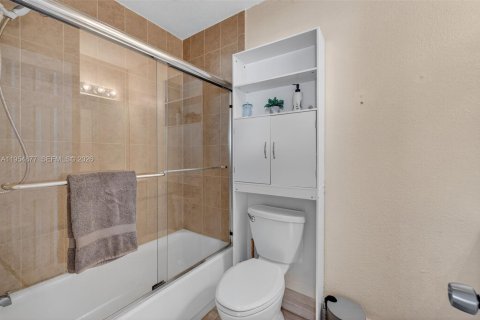 Condo in Fort Lauderdale, Florida, 2 bedrooms  № 2008451 - photo 9