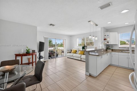 Condo in Fort Lauderdale, Florida, 2 bedrooms  № 2008451 - photo 2