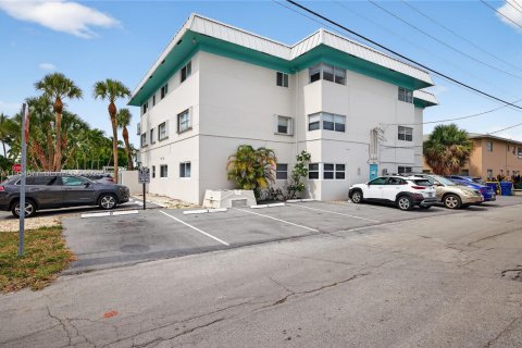 Condo in Fort Lauderdale, Florida, 2 bedrooms  № 2008451 - photo 16