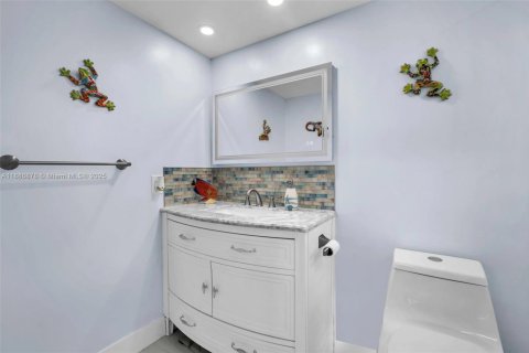 Condo in Dania Beach, Florida, 2 bedrooms  № 1938582 - photo 11
