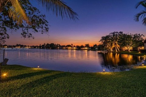 Adosado en venta en Pembroke Pines, Florida, 2 dormitorios, 96.62 m2 № 2240524 - foto 4
