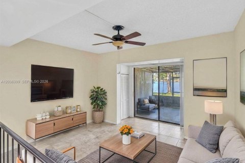 Adosado en venta en Pembroke Pines, Florida, 2 dormitorios, 96.62 m2 № 2240524 - foto 1