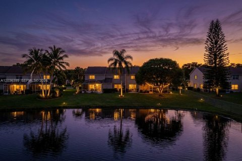 Adosado en venta en Pembroke Pines, Florida, 2 dormitorios, 96.62 m2 № 2240524 - foto 2
