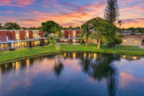 Townhouse in Pembroke Pines, Florida 2 bedrooms, 96.62 sq.m. № 2240524