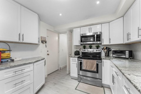 Купить кондоминиум в Бока-Ратон, Флорида 7 комнат, 120.77м2, № 2253936 - фото 7