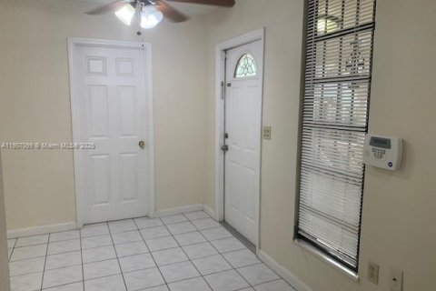 House in Miami, Florida 1 bedroom № 1973122 - photo 6