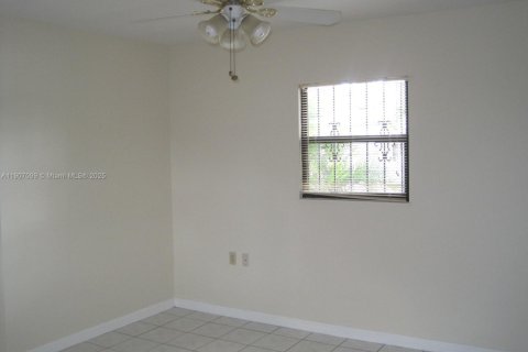 House in Miami, Florida 1 bedroom № 1973122 - photo 16