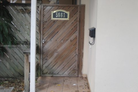 House in Miami, Florida 1 bedroom № 1973122 - photo 3