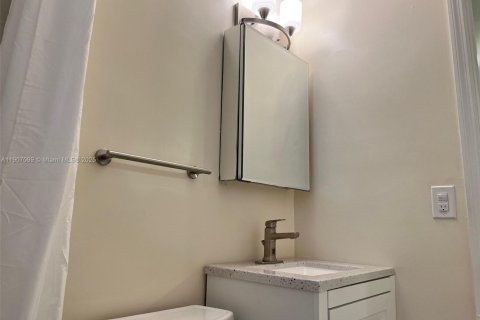 House in Miami, Florida 1 bedroom № 1973122 - photo 12