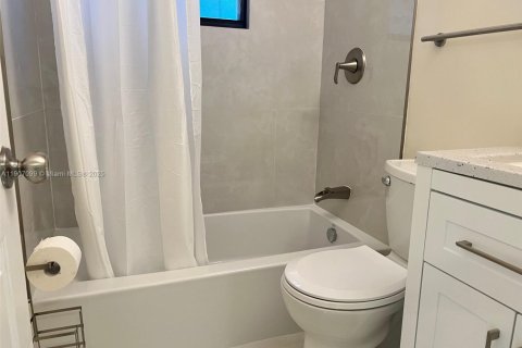 House in Miami, Florida 1 bedroom № 1973122 - photo 11