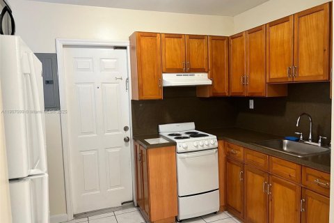 House in Miami, Florida 1 bedroom № 1973122 - photo 10