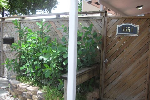 House in Miami, Florida 1 bedroom № 1973122 - photo 2