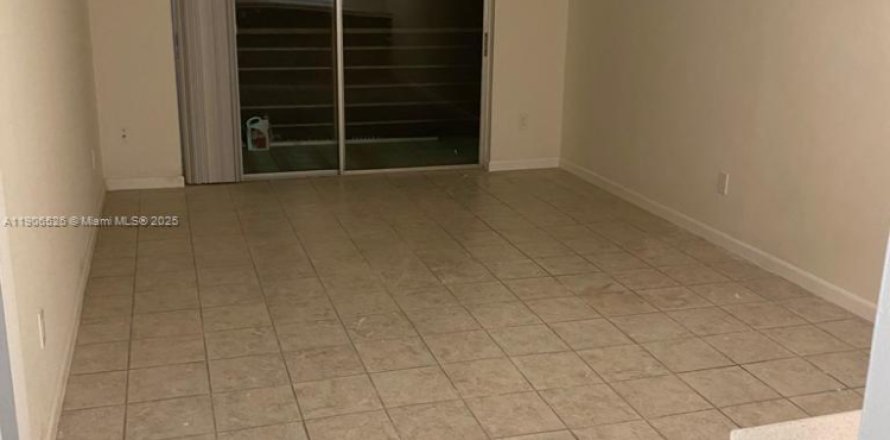 Condo in Lauderhill, Florida, 1 bedroom № 1957198