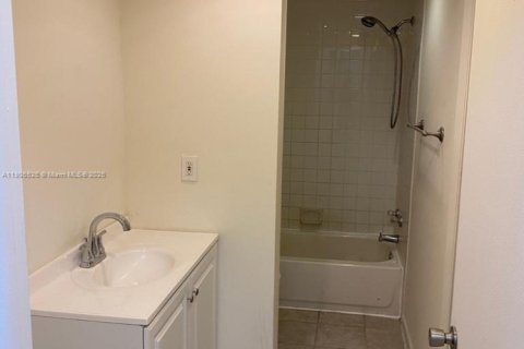 Condo in Lauderhill, Florida, 1 bedroom  № 1957198 - photo 4