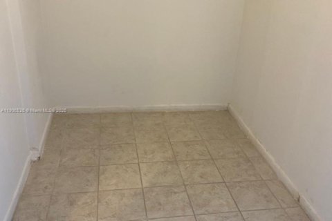 Condo in Lauderhill, Florida, 1 bedroom  № 1957198 - photo 2