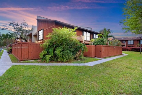 Townhouse in Miami, Florida 3 bedrooms, 146.32 sq.m. № 1742122 - photo 1