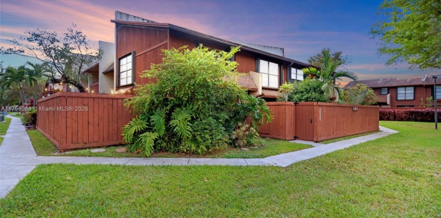 Townhouse in Miami, Florida 3 bedrooms, 146.32 sq.m. № 1742122