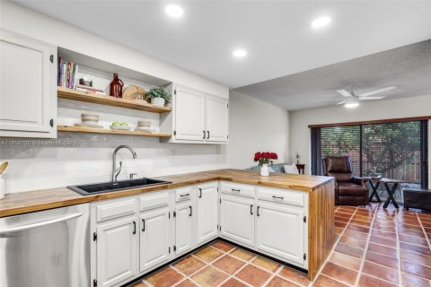 Townhouse in Miami, Florida 3 bedrooms, 146.32 sq.m. № 1742122 - photo 13