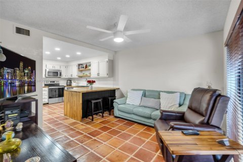 Townhouse in Miami, Florida 3 bedrooms, 146.32 sq.m. № 1742122 - photo 10