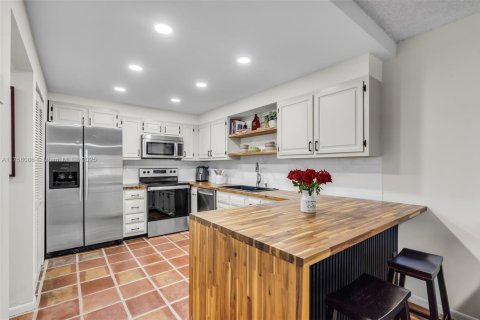 Townhouse in Miami, Florida 3 bedrooms, 146.32 sq.m. № 1742122 - photo 12