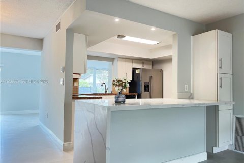 Villa ou maison à louer à Cooper City, Floride: 4 chambres, 193.7 m2 № 2024727 - photo 3