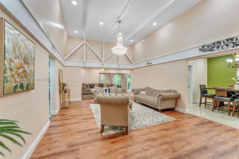 House in Tamarac, Florida 3 bedrooms, 192.77 sq.m. № 1809702 - photo 1