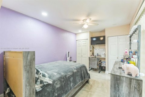 House in Tamarac, Florida 3 bedrooms, 192.77 sq.m. № 1809702 - photo 12