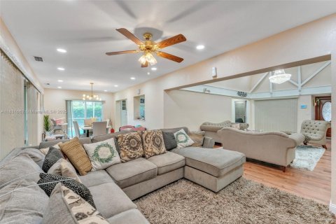 House in Tamarac, Florida 3 bedrooms, 192.77 sq.m. № 1809702 - photo 5