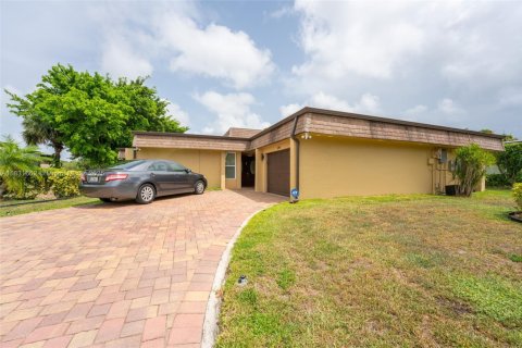 House in Tamarac, Florida 3 bedrooms, 192.77 sq.m. № 1809702 - photo 17