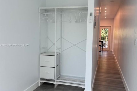 Снять в аренду коммерческую недвижимость в Майами, Флорида 1 спальня, 44.59м2, № 2046585 - фото 3