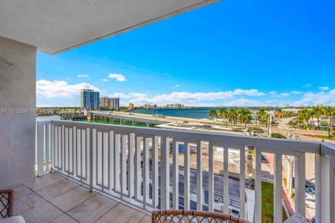 Condo in Miami Beach, Florida, 2 bedrooms  № 2076186