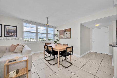 Condo in Miami Beach, Florida, 2 bedrooms № 2076186 - photo 9