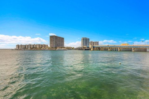 Condo in Miami Beach, Florida, 2 bedrooms № 2076186 - photo 25