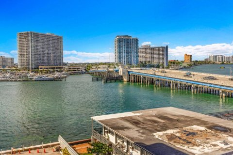 Condo in Miami Beach, Florida, 2 bedrooms № 2076186 - photo 23