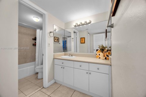 Condo in Miami Beach, Florida, 2 bedrooms № 2076186 - photo 18