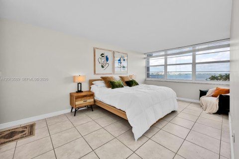 Condo in Miami Beach, Florida, 2 bedrooms № 2076186 - photo 14