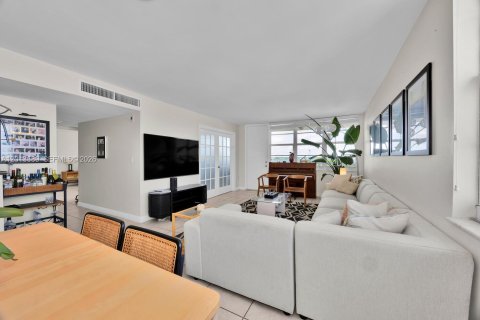 Condo in Miami Beach, Florida, 2 bedrooms № 2076186 - photo 7
