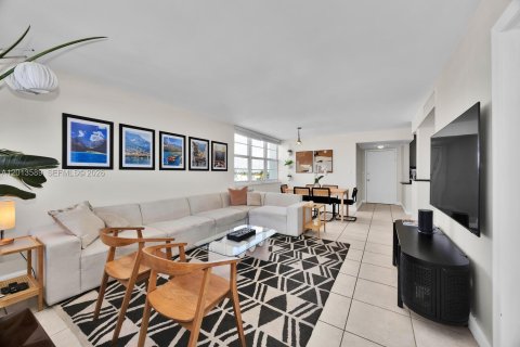 Condo in Miami Beach, Florida, 2 bedrooms № 2076186 - photo 5