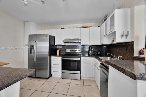 Condo in Miami Beach, Florida, 2 bedrooms № 2076186 - photo 11