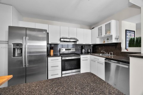 Condo in Miami Beach, Florida, 2 bedrooms № 2076186 - photo 13