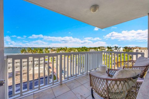 Condo in Miami Beach, Florida, 2 bedrooms № 2076186 - photo 2