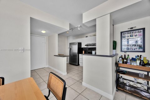 Condo in Miami Beach, Florida, 2 bedrooms № 2076186 - photo 10