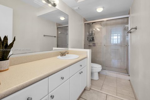 Condo in Miami Beach, Florida, 2 bedrooms № 2076186 - photo 16