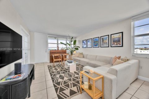 Condo in Miami Beach, Florida, 2 bedrooms № 2076186 - photo 4
