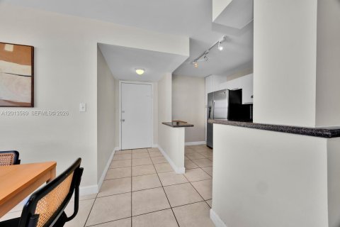 Condo in Miami Beach, Florida, 2 bedrooms № 2076186 - photo 3