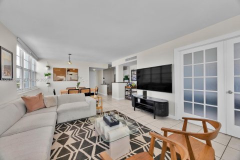 Condo in Miami Beach, Florida, 2 bedrooms № 2076186 - photo 6